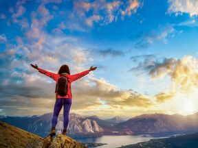 Wanderung im Sonnenaufgang bei Whitehorse im Yukon