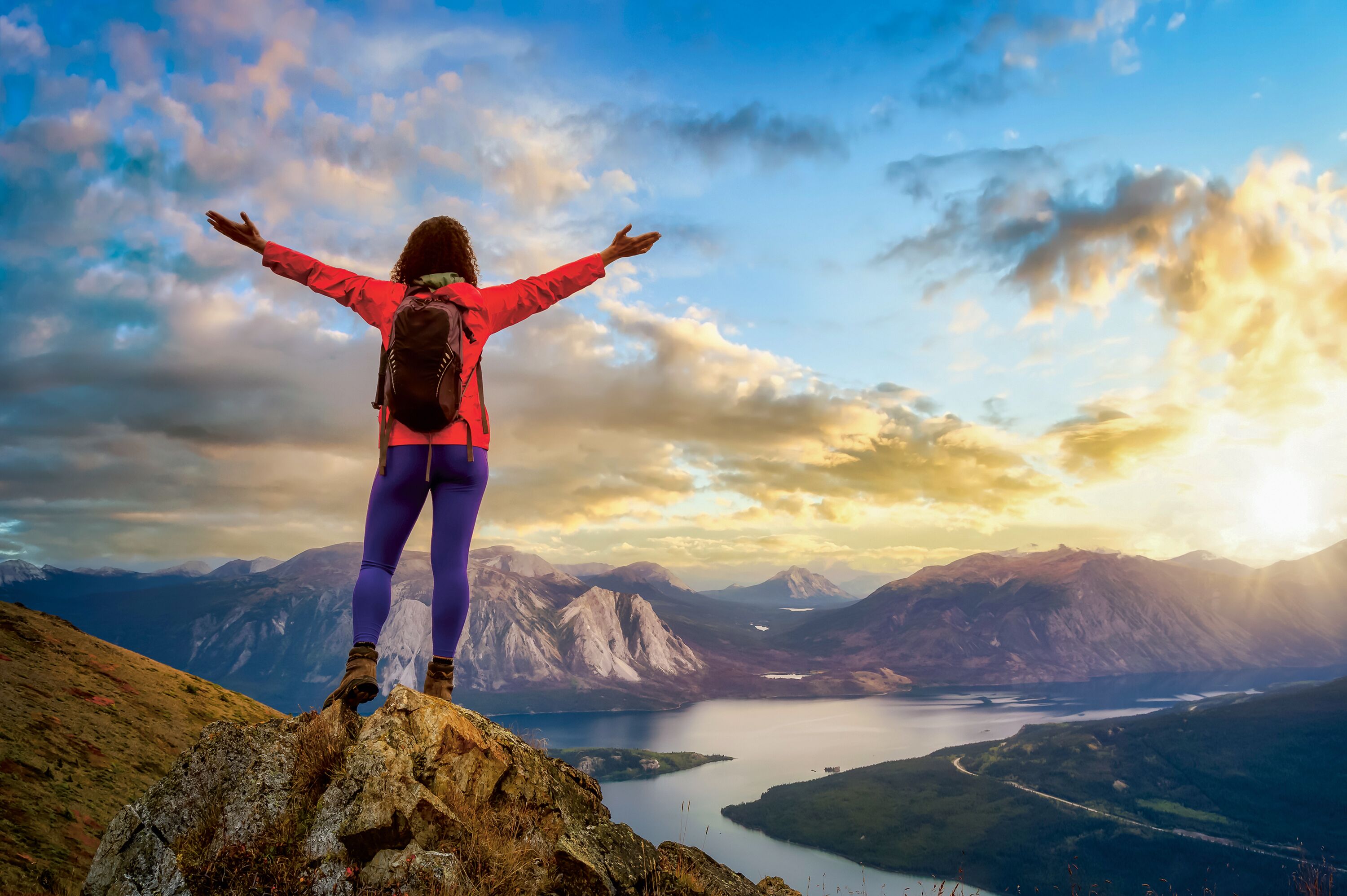 Wanderung im Sonnenaufgang bei Whitehorse im Yukon