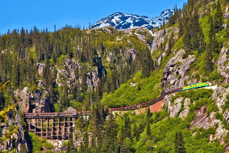Durch die Berglandschaften von Whitehorse mit der White Pass Yukon Railroad