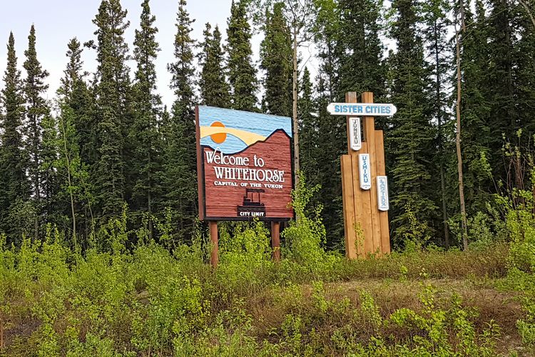 Das Schild am Wegesrand begrüßt jeden Besucher in Whitehorse, Yukon