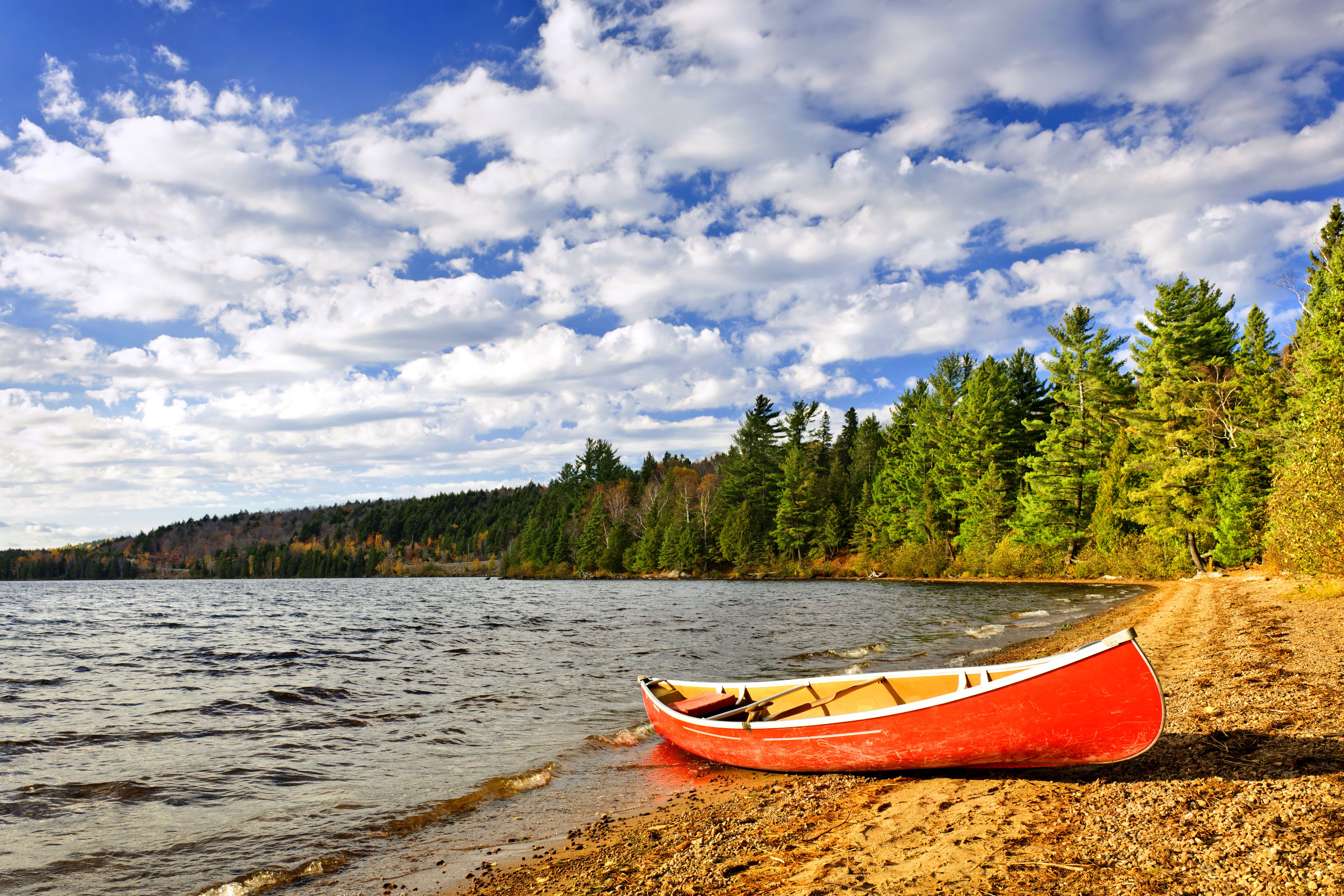 Rotes Kanu am Strand vom Lake of Two Rivers