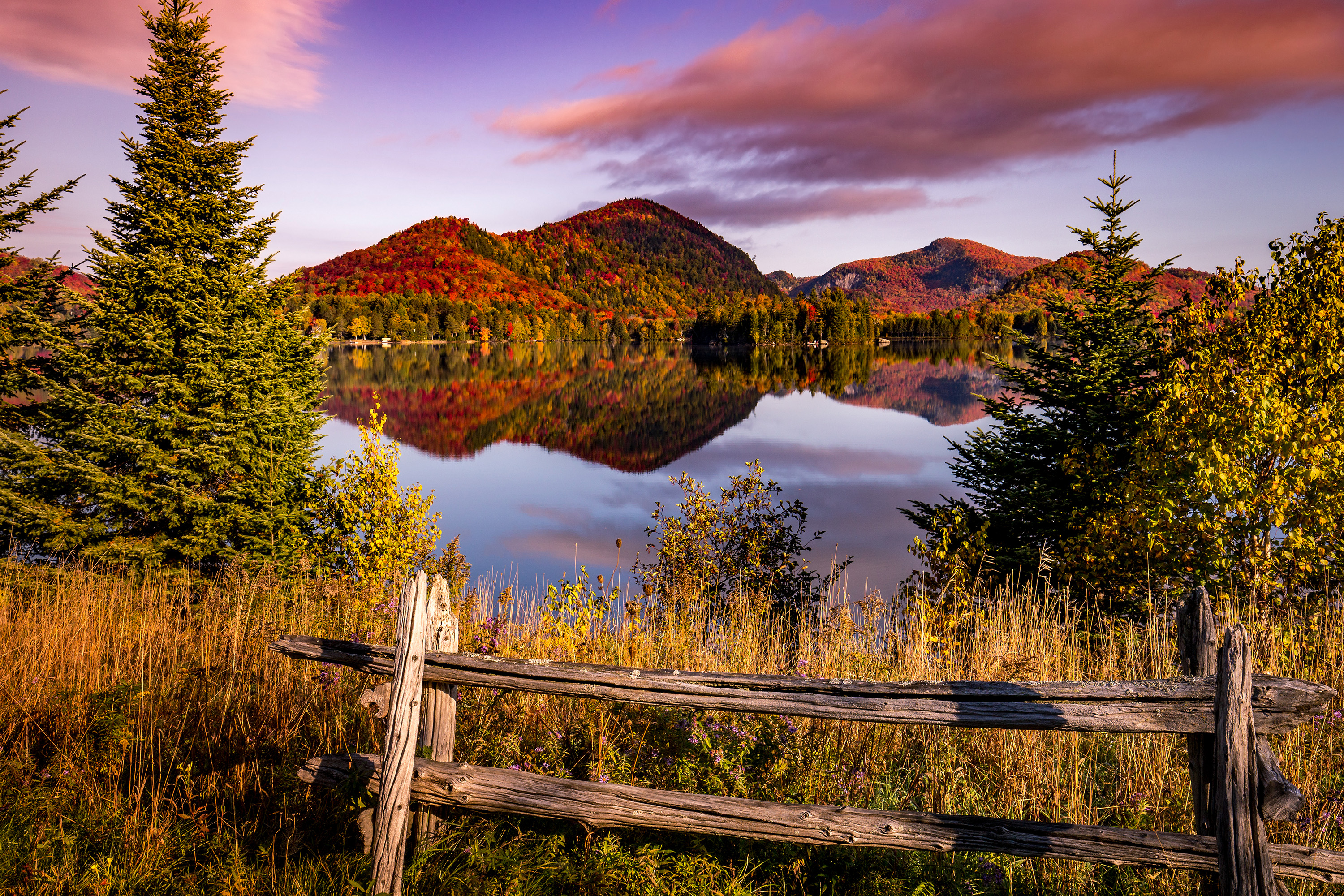 Blick über den Lac-Superieur im Herbst in Laurentides bei Mont-Tremblant, Quebec