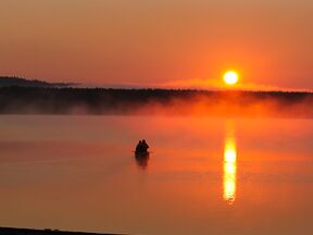 Der Sonnen entgegen - Kanufahren im Sonnenaufgang auf dem Ottawa River in Ontario