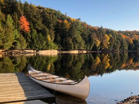 Blick über den See im Haliburton Forest, Ontario