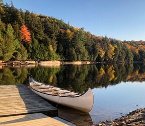 Blick über den See im Haliburton Forest, Ontario