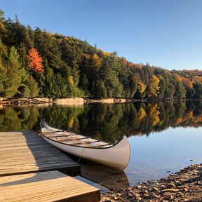 Blick über den See im Haliburton Forest, Ontario