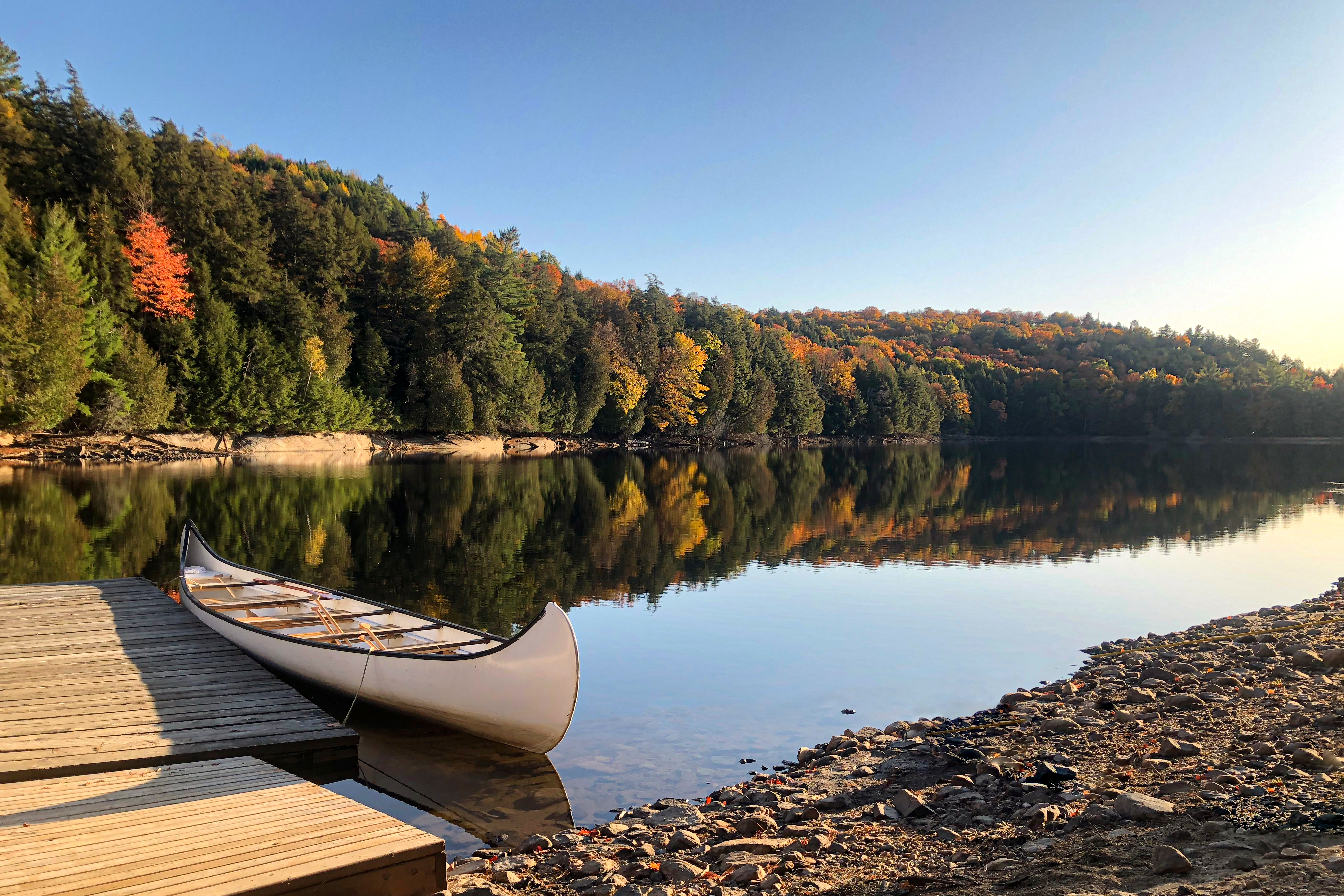 Blick über den See im Haliburton Forest, Ontario