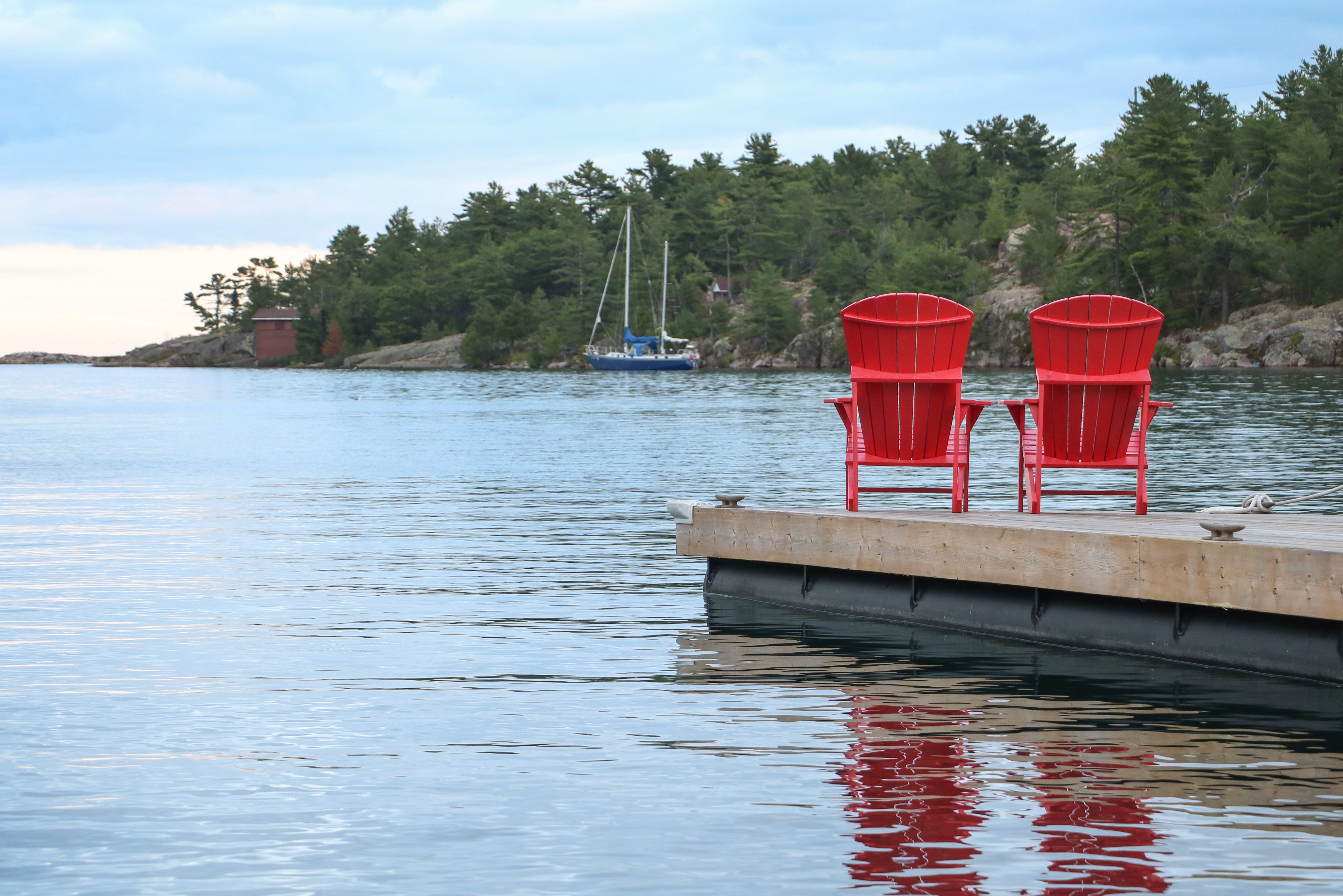 Rote Deck Chairs am Hafen von Killarney in der kanadischen Provinz Ontario