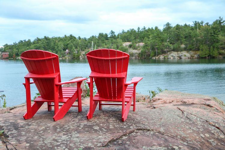 Rote Deck Chairs am Hafen von Killarney in der kanadischen Provinz Ontario