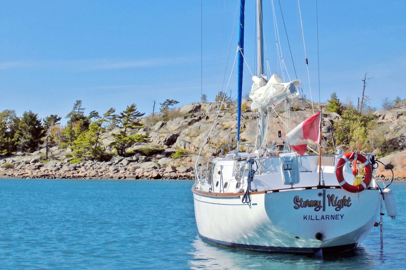 Segelboot im Killanrey Provincial Park Segelboot im Killanrey Provincial Park