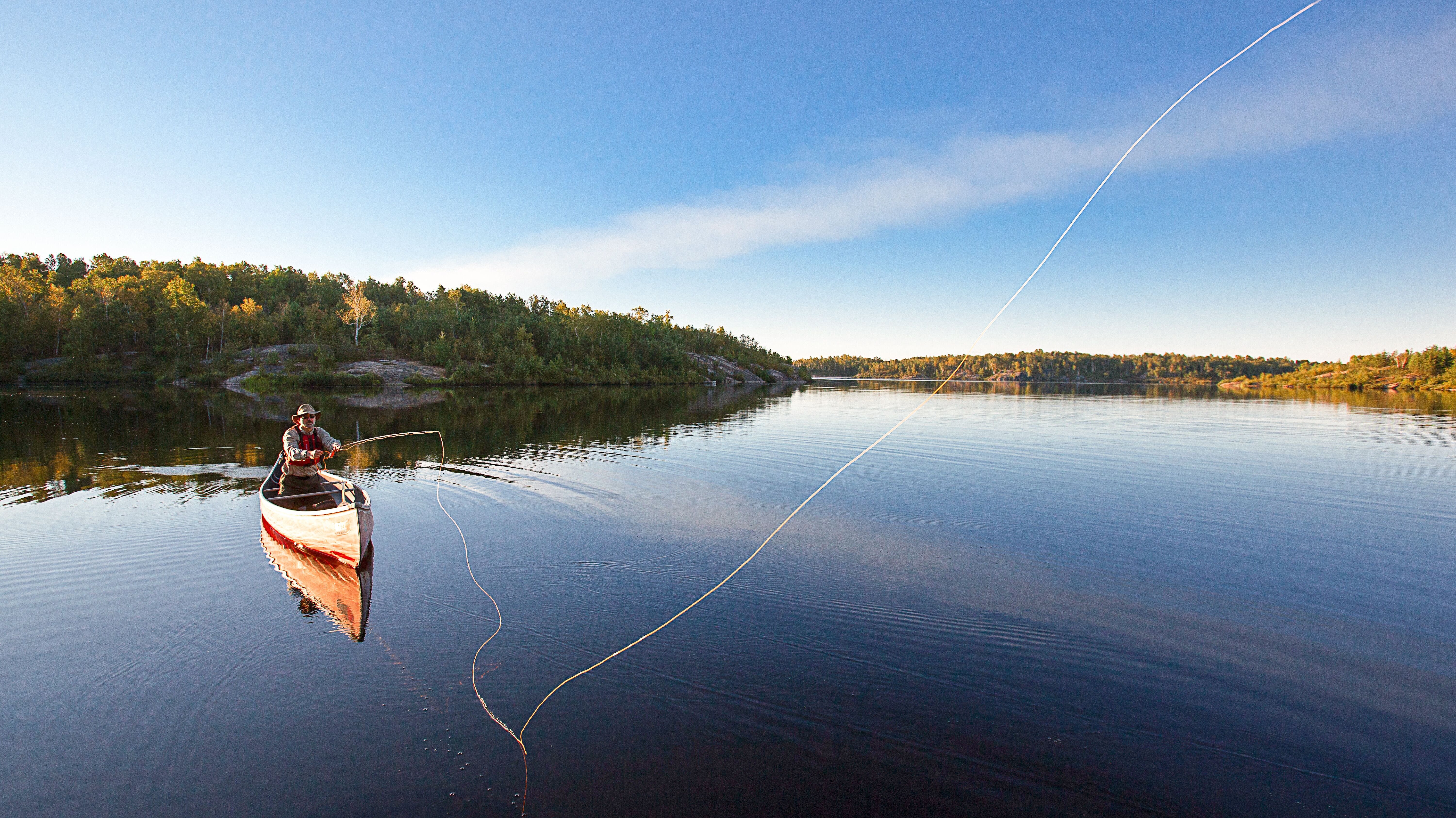 Ein Fliegenfischer im Lake Superior Provincial Park