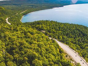 Ausblick auf den Highway 17 entlang des Lake Superior