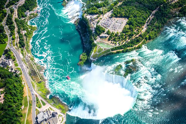 Die mächtigen Niagarafälle aus der Vogelperspektive in Ontario