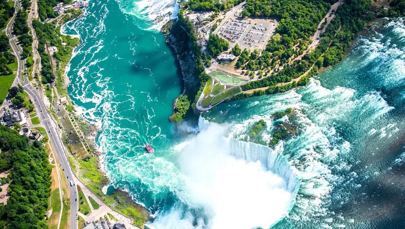 Die mächtigen Niagarafälle aus der Vogelperspektive in Ontario Die mächtigen Niagarafälle aus der Vogelperspektive in Ontario