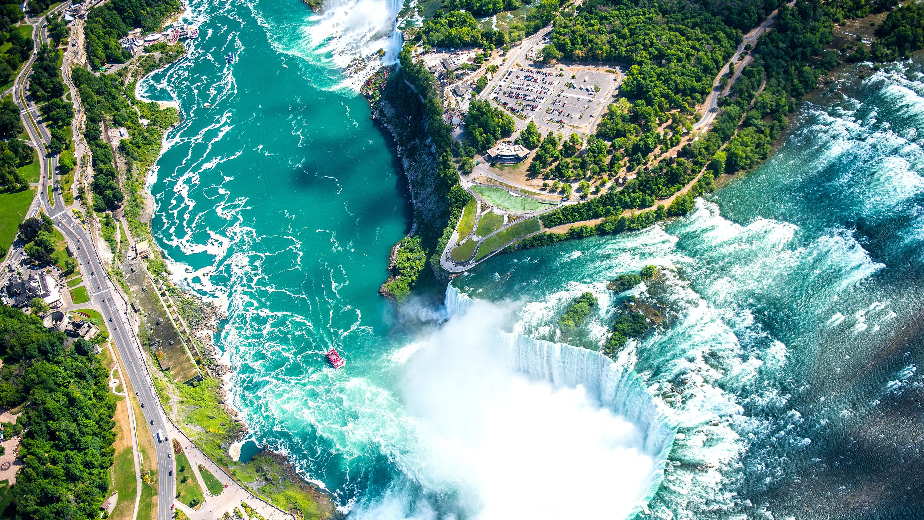Die mächtigen Niagarafälle aus der Vogelperspektive in Ontario Luftaufnahme der amerikanischen und kanadischen Niagarafälle