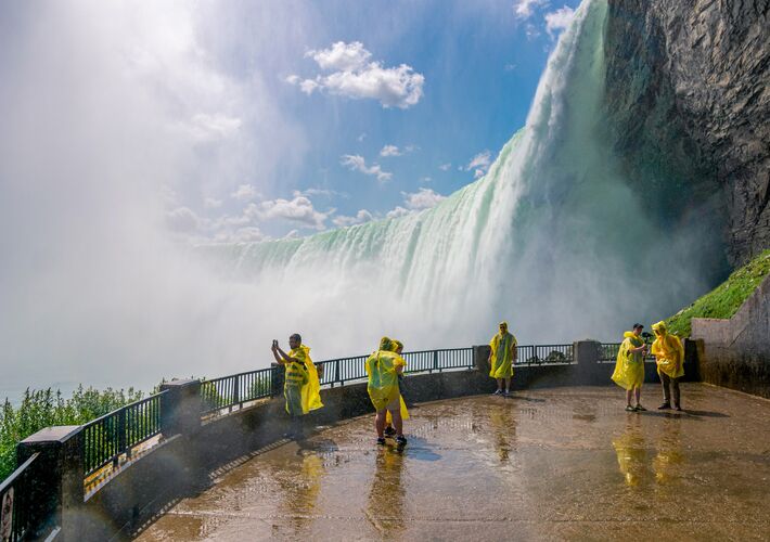 Teilnehmer der Journey behind the Falls Tour hinter den Niagarafällen, Ontario