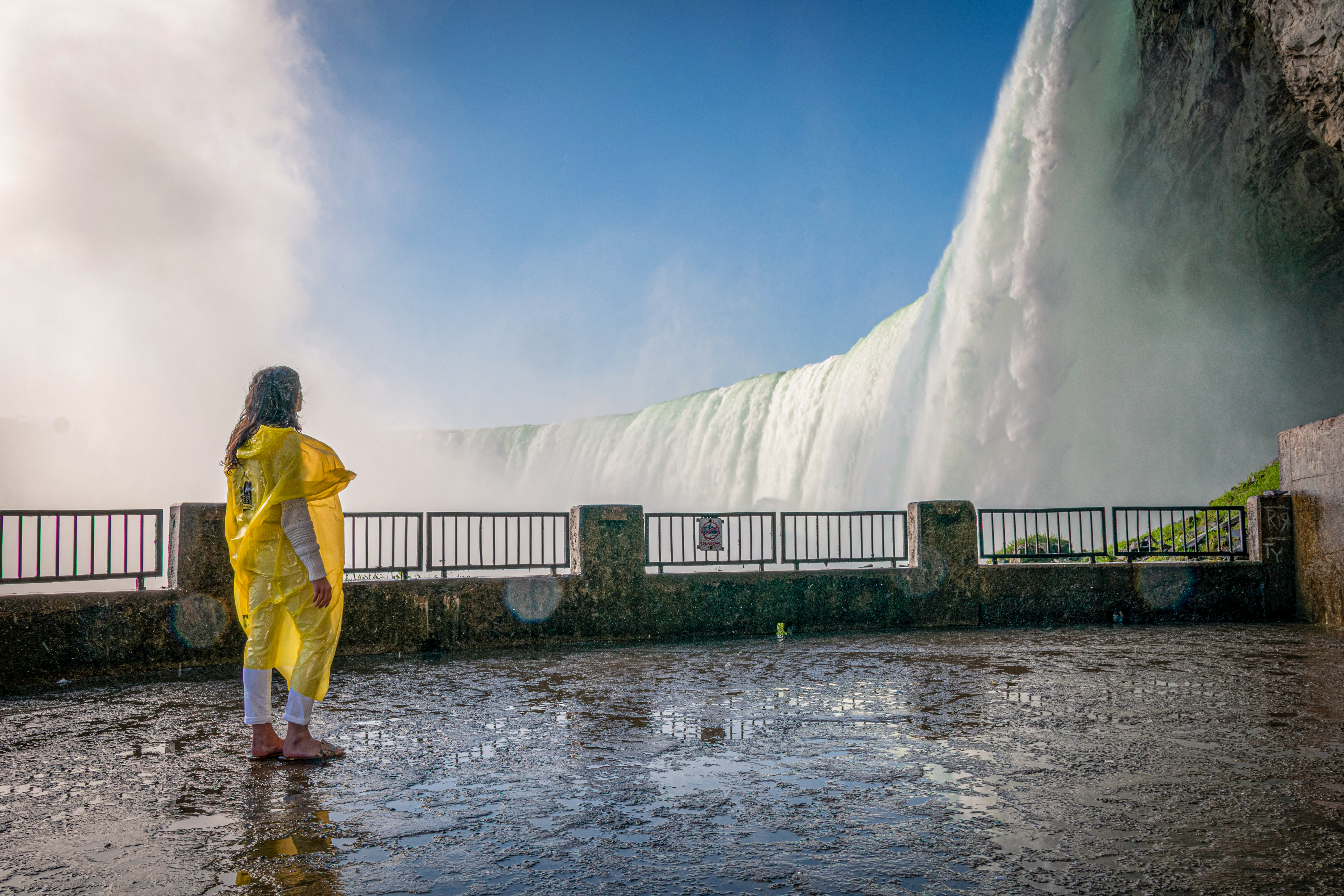 Eine Frau vor den Niagarafällen in Ontario auf der Journey behind the Falls Tour