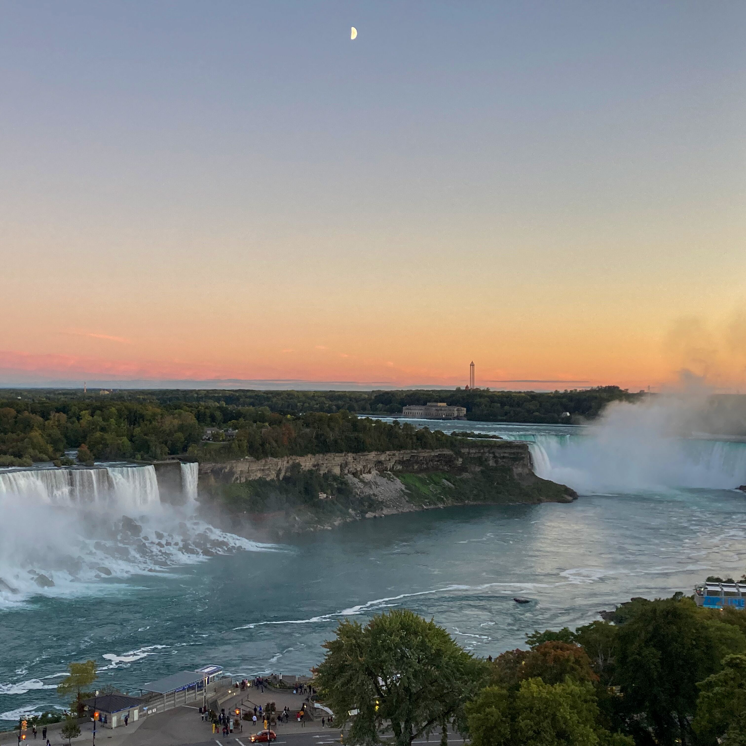 Abend an den Niagara-Fällen