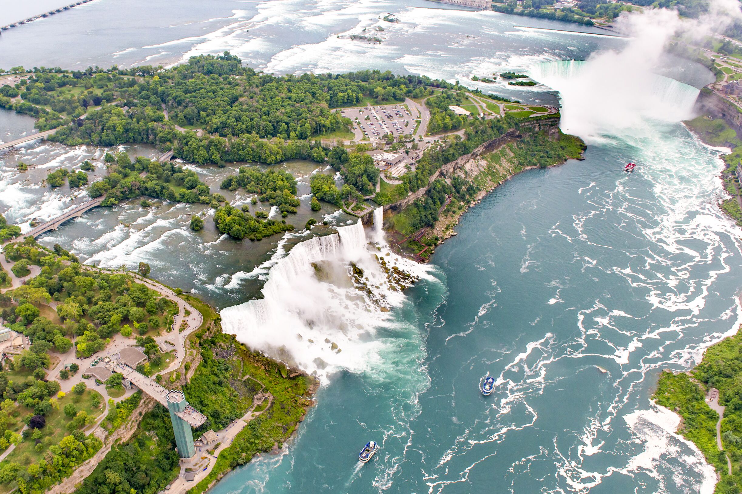 Blick aus der Vogelperspektive auf die beeindruckenden Niagarafälle an der Grenze von USA und Kanada