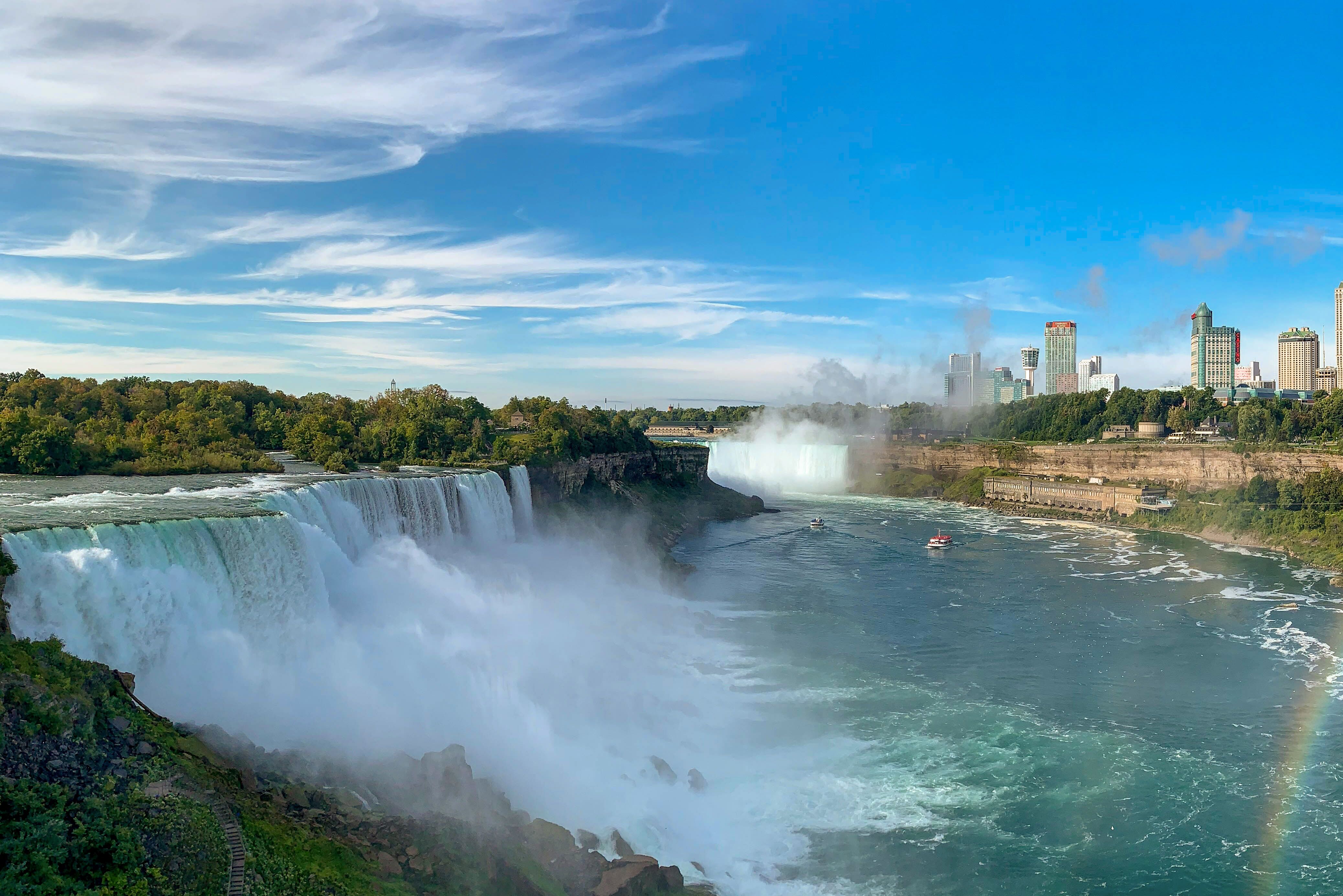 Eine Panoramaaufnahme der Niagarafälle und dem Ort Niagara Falls, Ontario