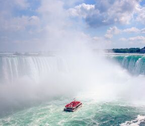 Eine Hornblower Cruise durch die Gischt der Niagarafälle in Ontario