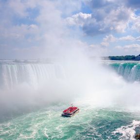 Eine Hornblower Cruise durch die Gischt der Niagarafälle in Ontario Eine Hornblower Cruise durch die Gischt der Niagarafälle in Ontario