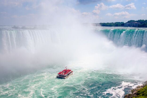 Eine Hornblower Cruise durch die Gischt der Niagarafälle in Ontario