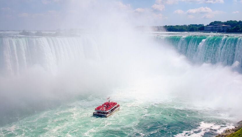 Eine Hornblower Cruise durch die Gischt der Niagarafälle in Ontario Eine Hornblower Cruise durch die Gischt der Niagarafälle in Ontario