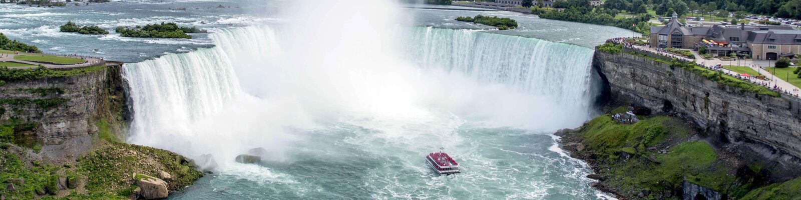 Ein Schiff der Hornblower Niagara Cruises vor den Niagarafällen