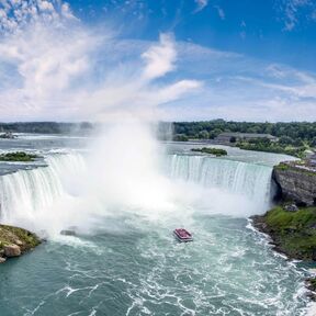 Ein Schiff der Hornblower Niagara Cruises vor den Niagarafällen