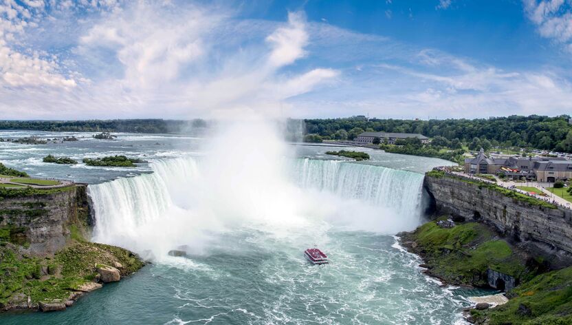 Ein Schiff der Hornblower Niagara Cruises vor den Niagarafällen Ein Schiff der Hornblower Niagara Cruises vor den Niagarafällen
