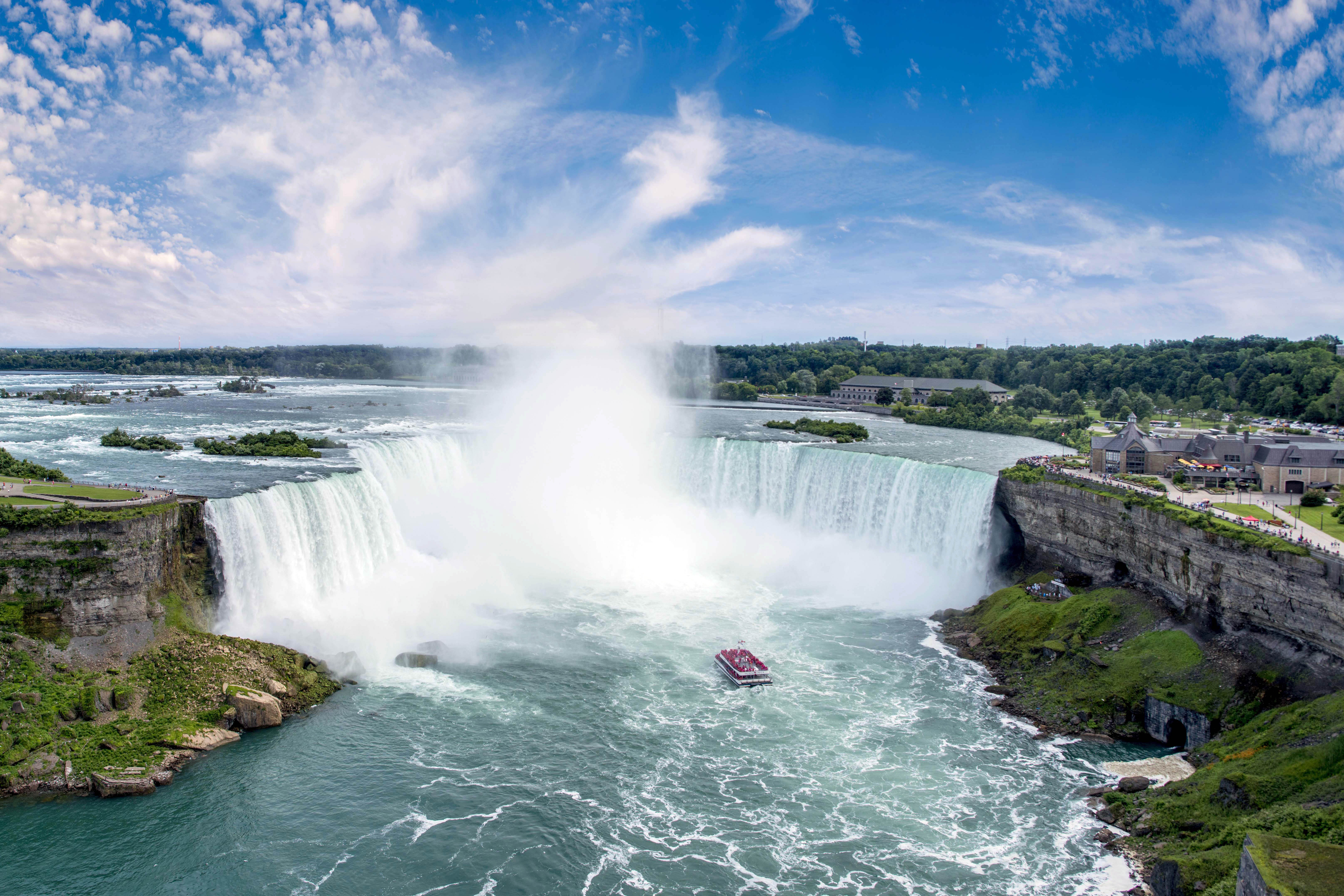 Ein Schiff der Hornblower Niagara Cruises vor den Niagarafällen