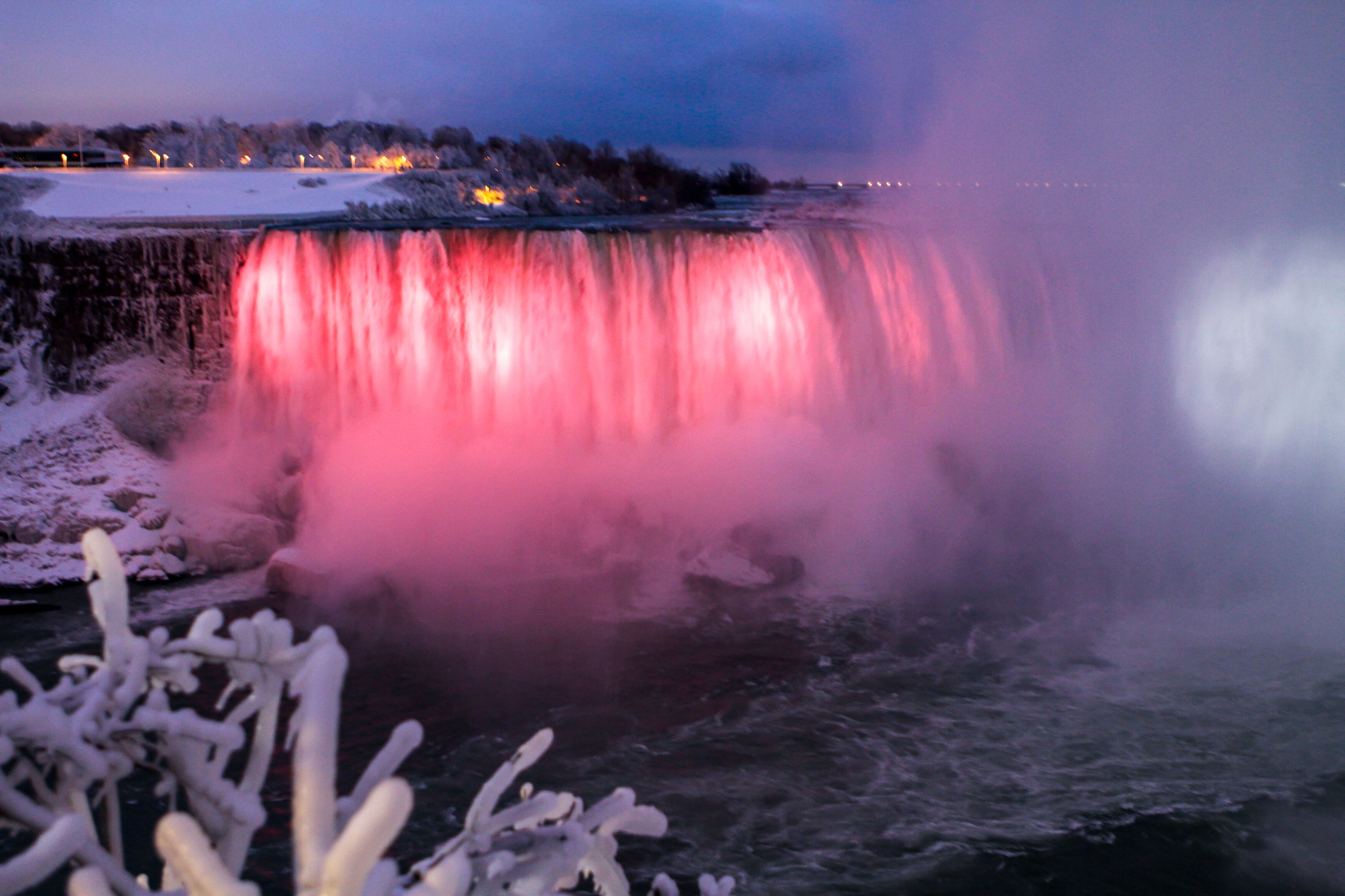 Die beleuchteten NiagarafÃ¤llle im Winter