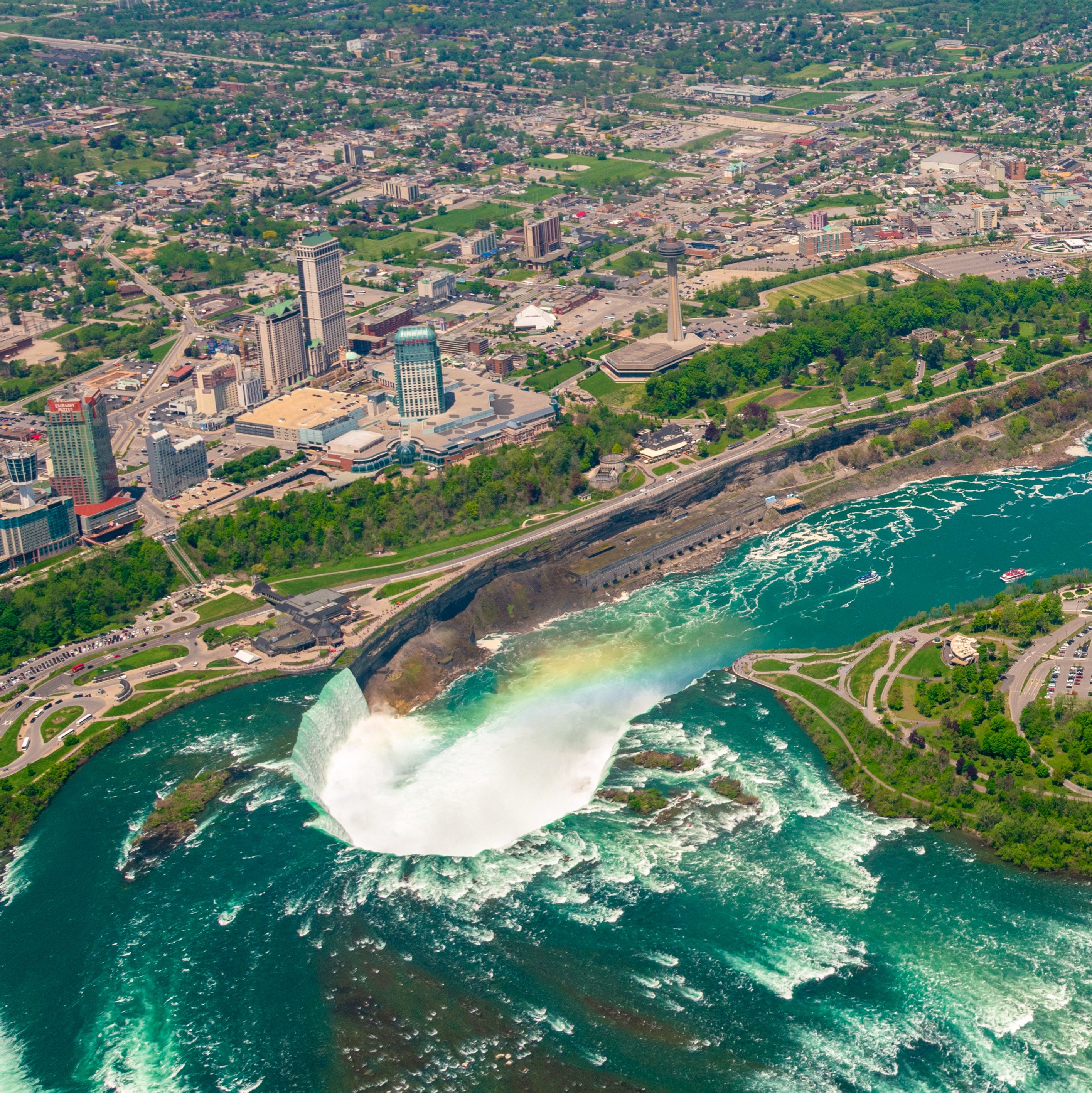 Die beeindruckenden Niagarafälle und die umliegenden Städte aus der Luft