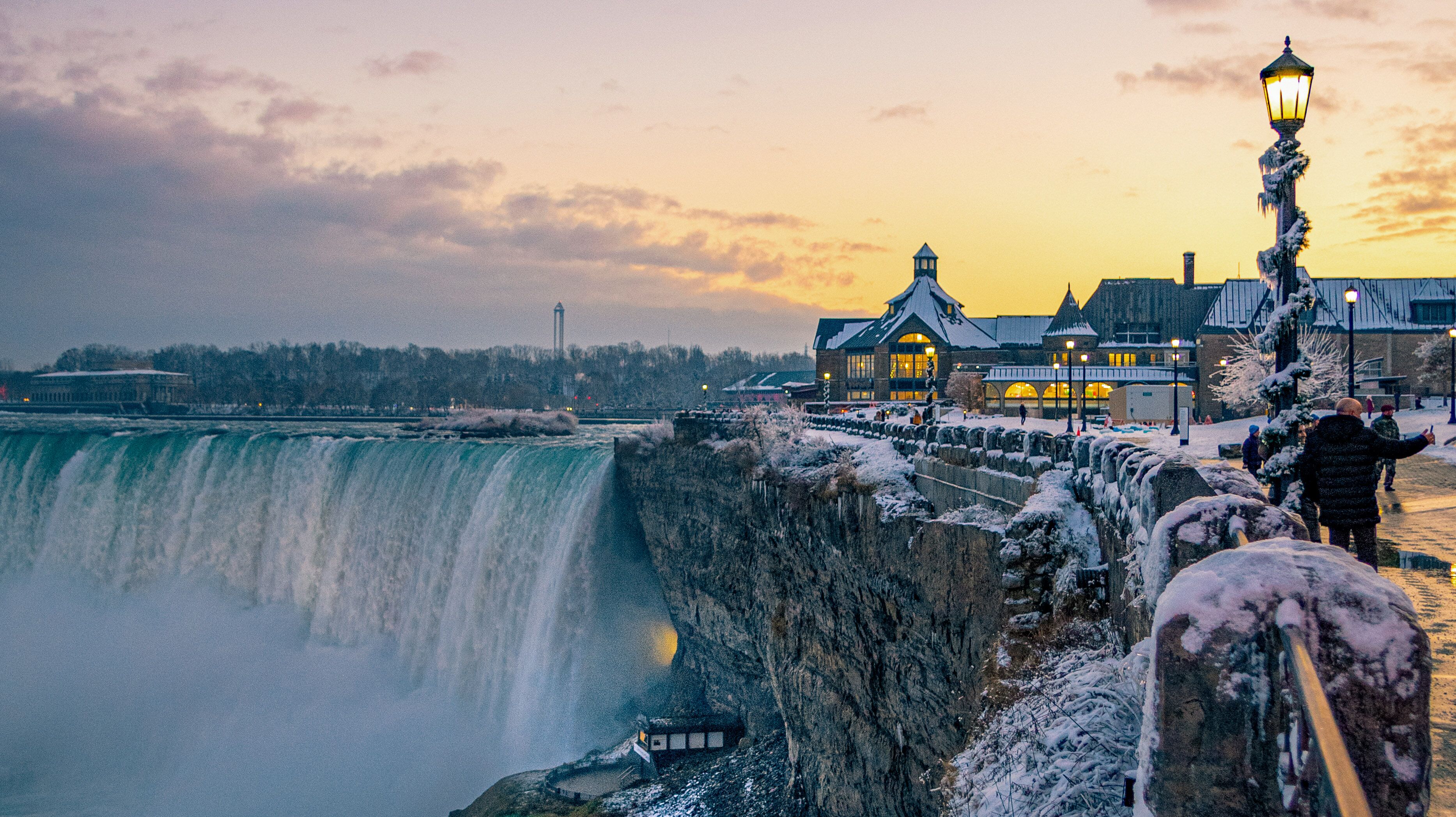 Blick auf die Niagarafälle im Winter Verschneite Gebäude neben den Niagarafällen in Ontario
