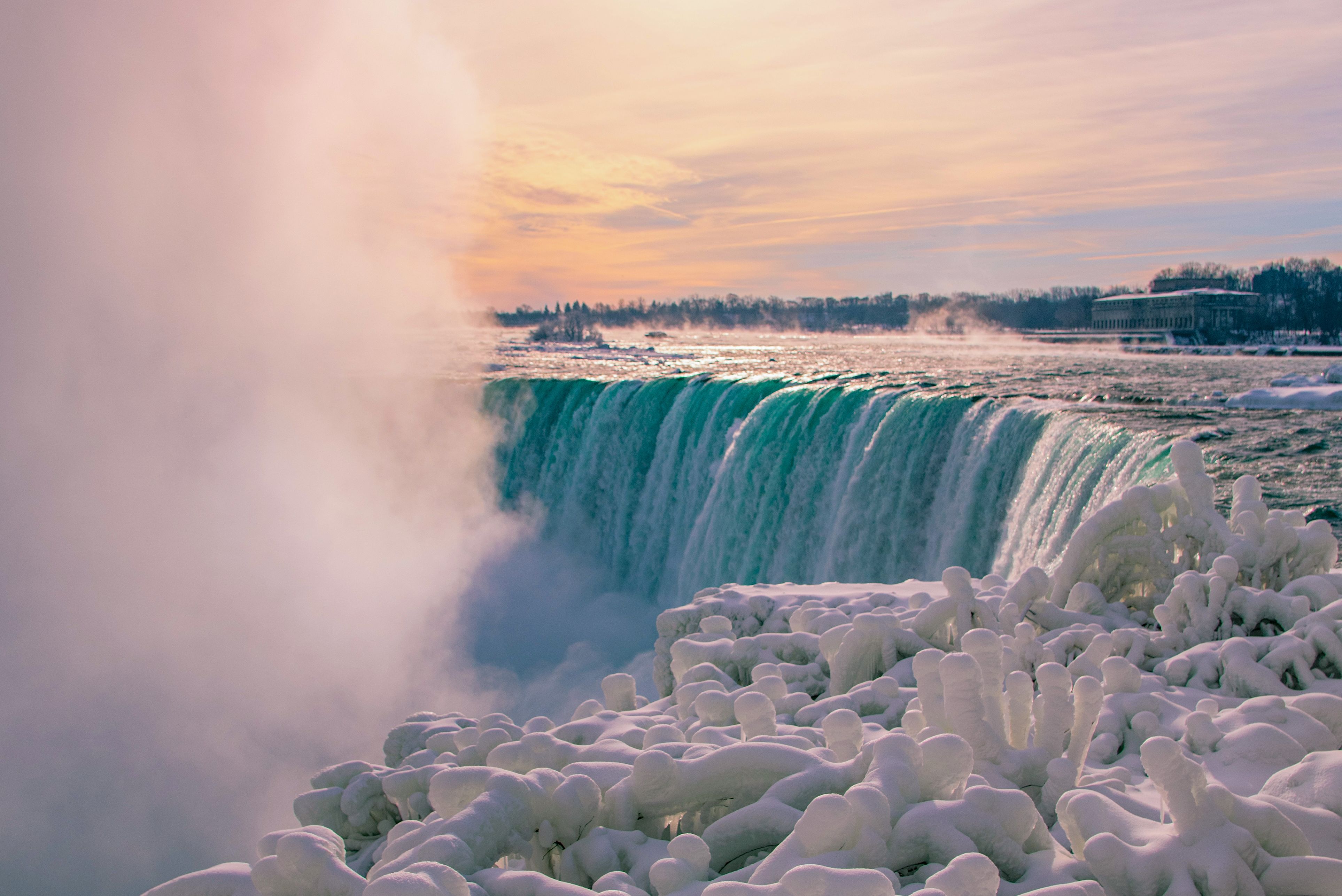 Die gefrorenen Niagarafälle in der kalten Wintersonne