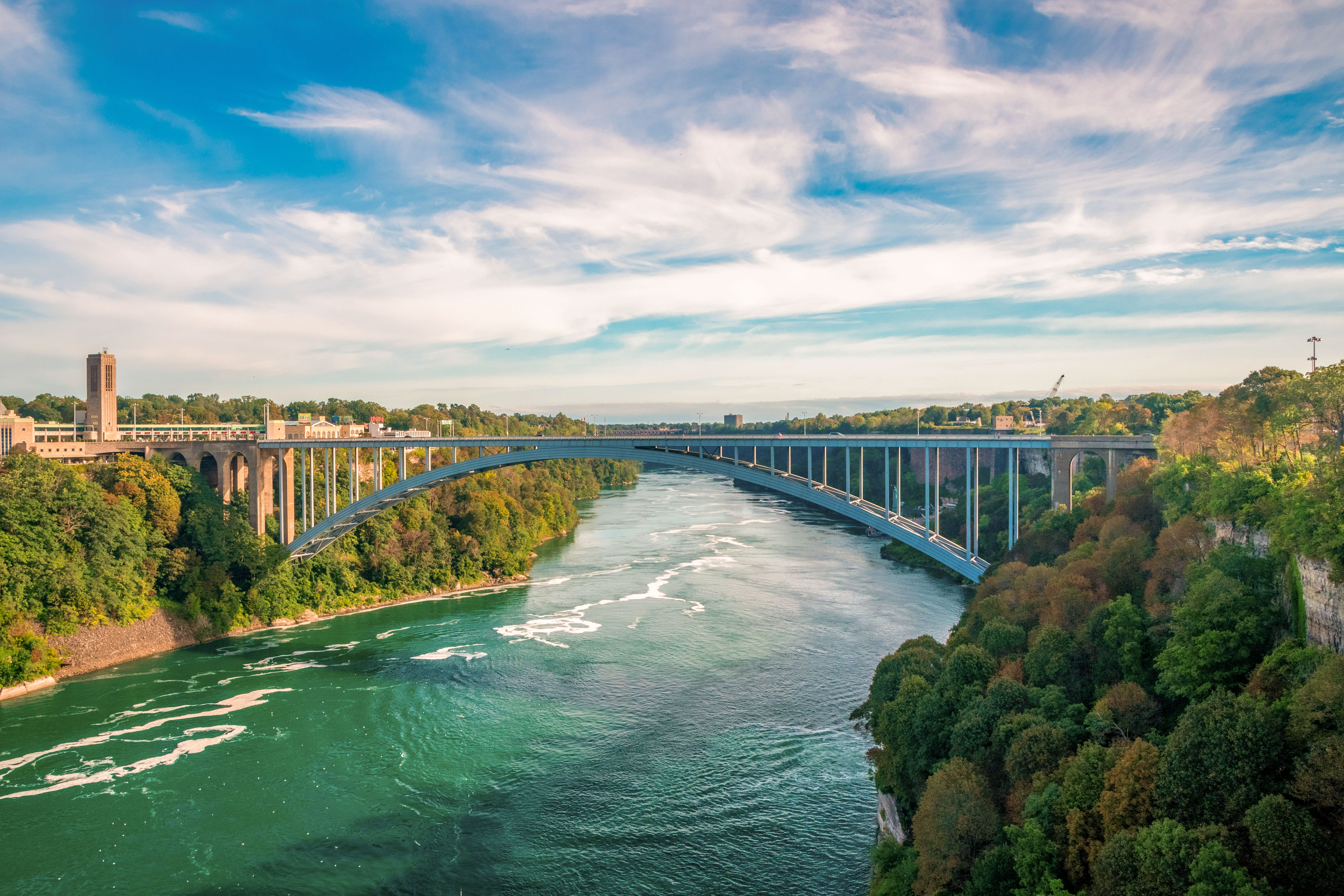 Die berühmte Rainbowbridge über den Fluss Niagara als Grenze zwischen den USA und Kanada