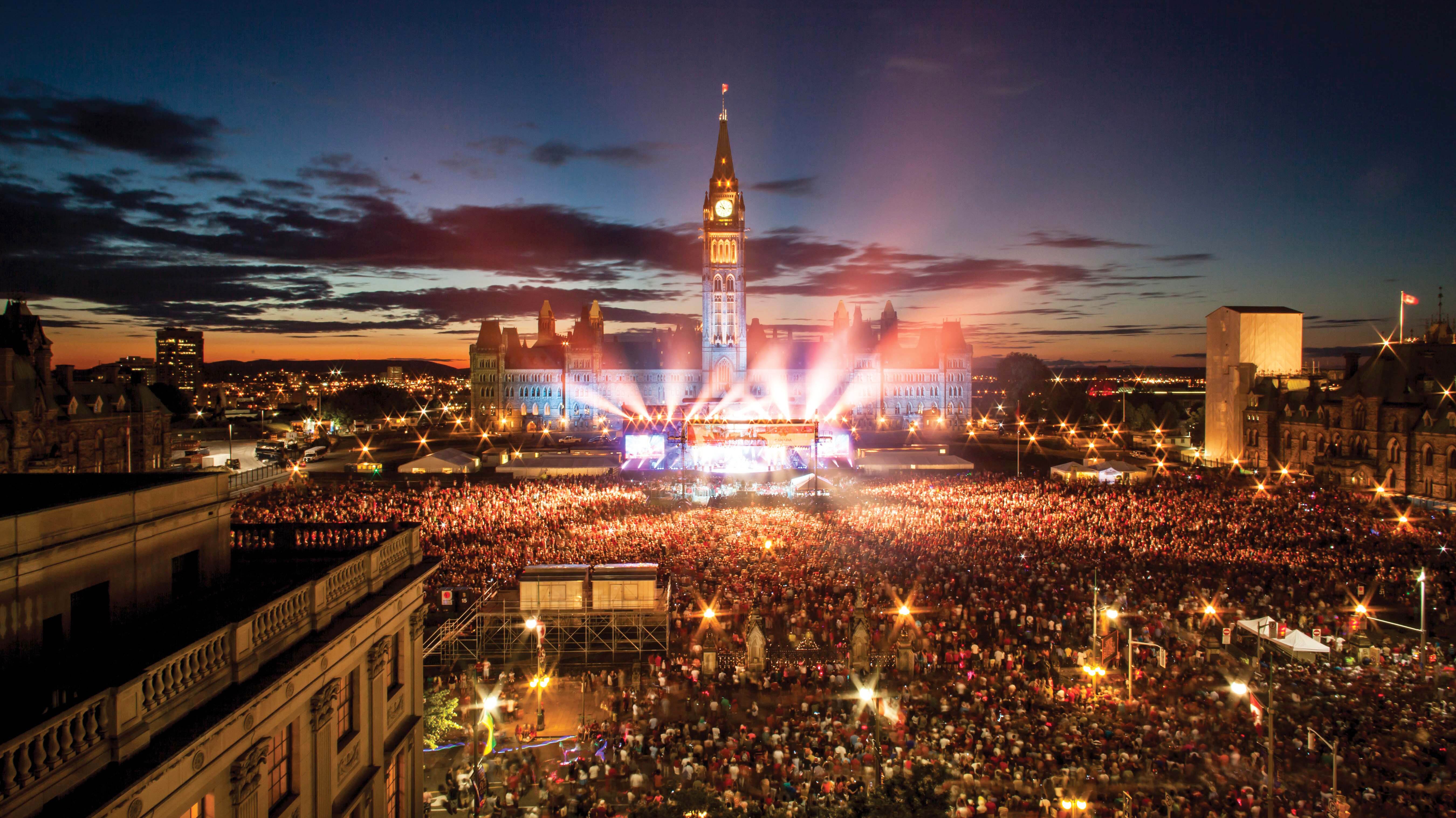 Menschenmasse beim Konzert in Kanadas Hauptstadt Ottawa am Canada Day Menschenmasse beim Konzert in Kanadas Hauptstadt Ottawa am Canada Day