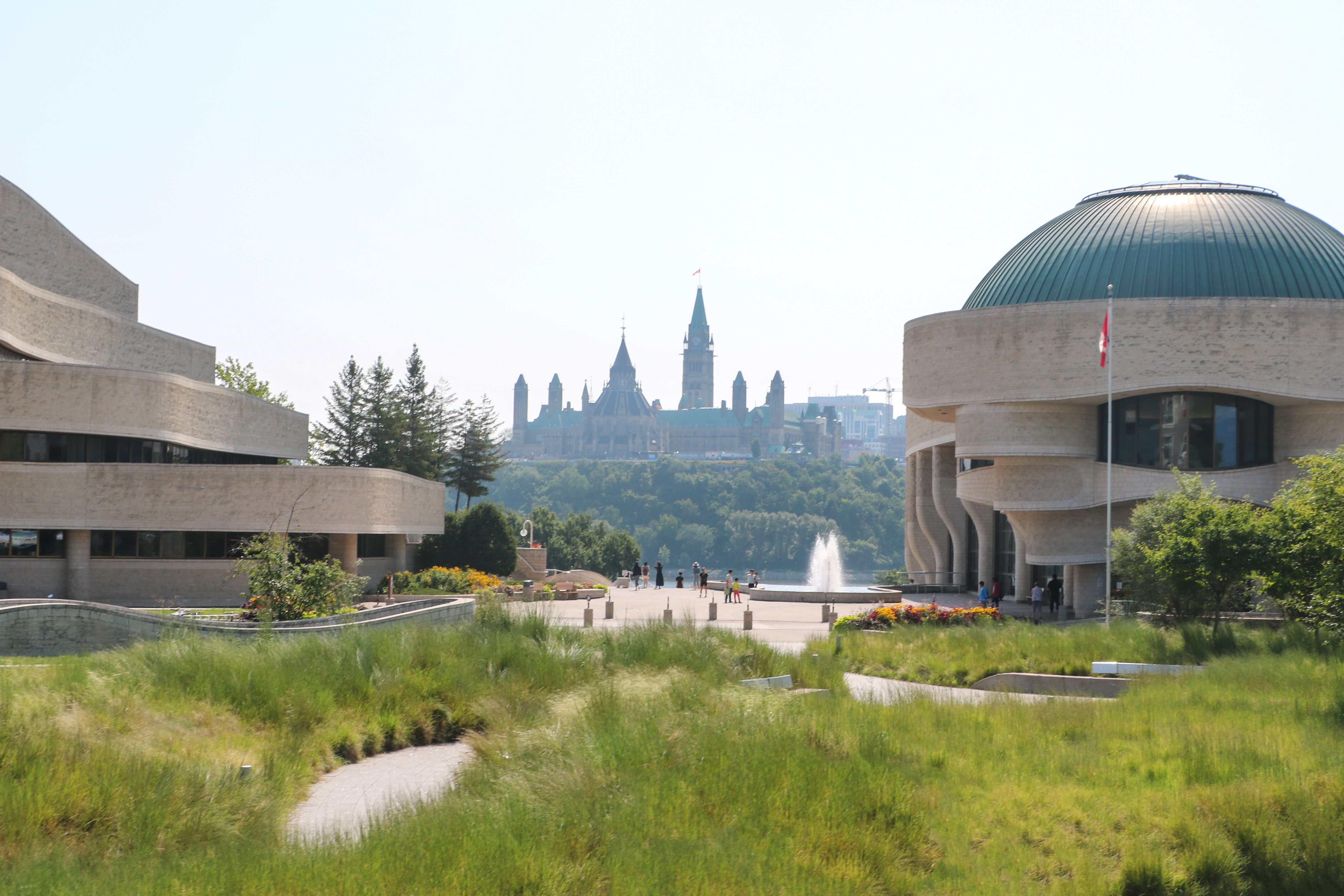 Kanadas Nationalmuseum fÃ¼r Geschichte und Gesellschaft in Gatineau mit Blick aus das ParlamentsgebÃ¤ude