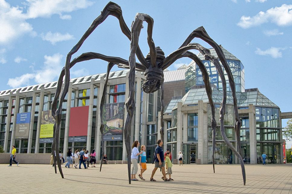 Skulptur vor der National Gallery of Canada