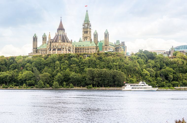 Das Kanadische Parlament am Ottawa River in Ottawa