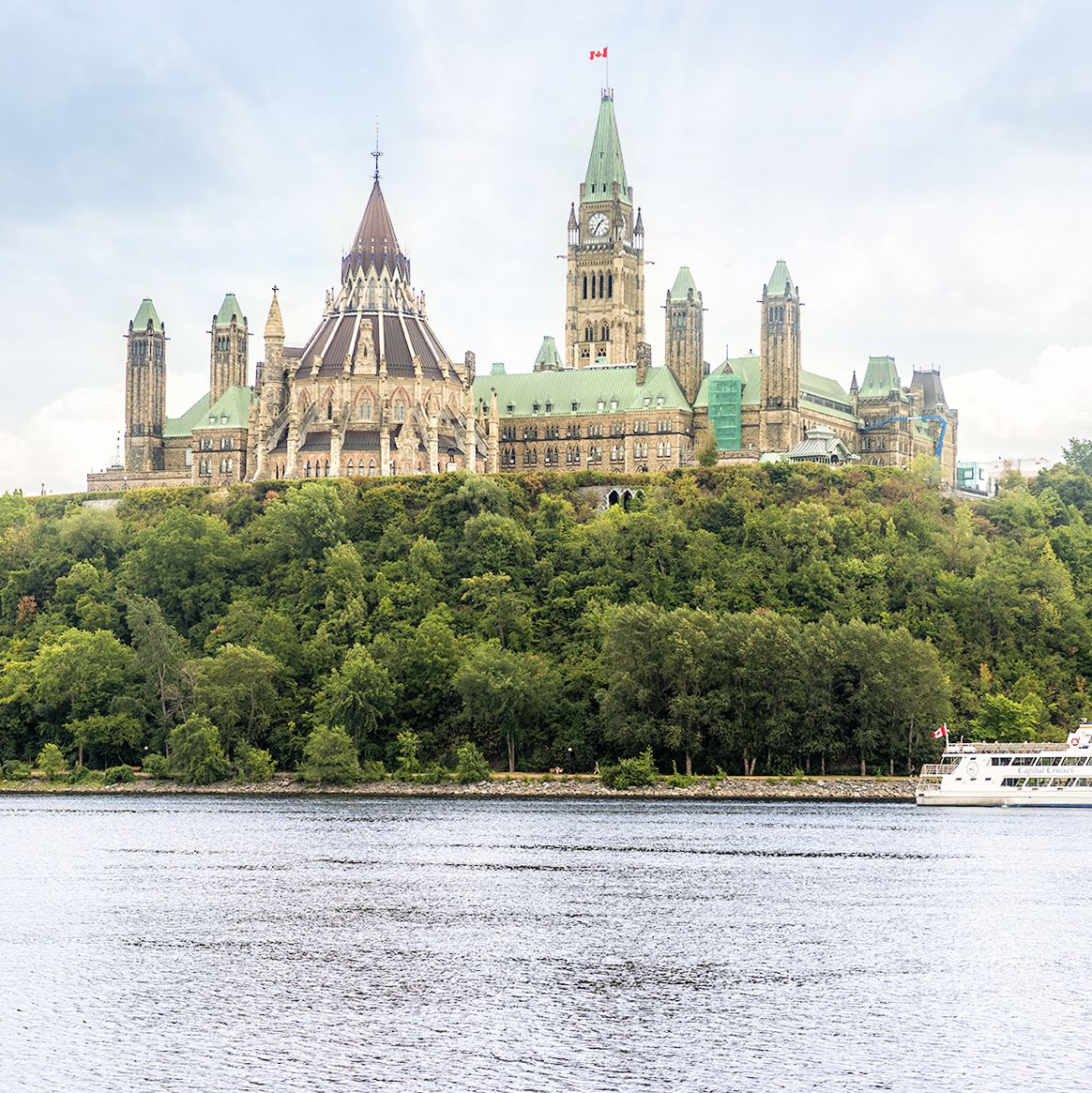 Das Kanadische Parlament am Ottawa River in Ottawa