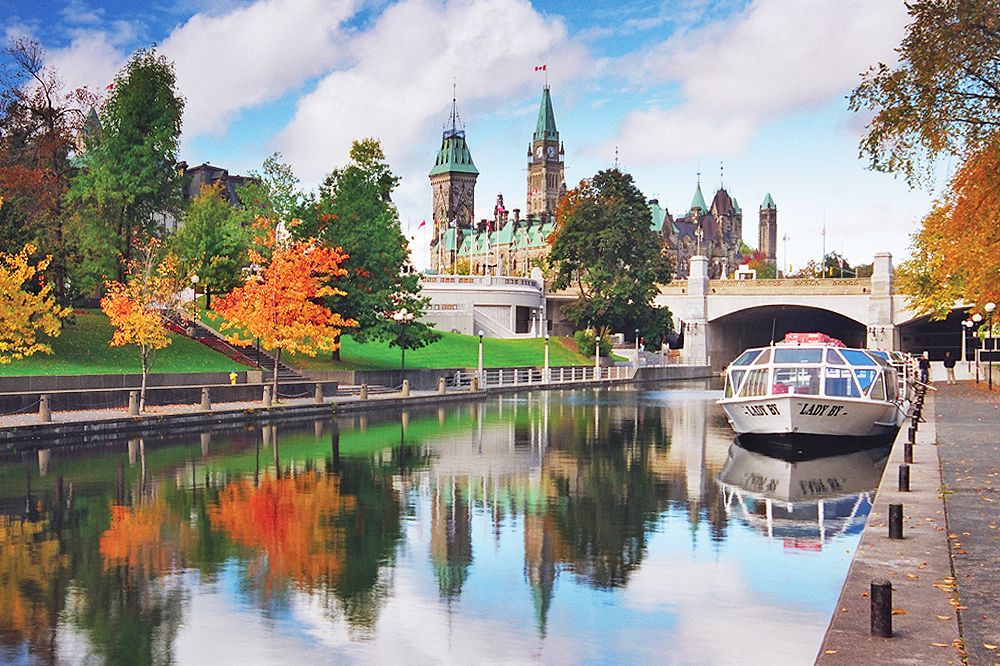 Rideau Canal und Parliament Hill in Ottawa, Ontario