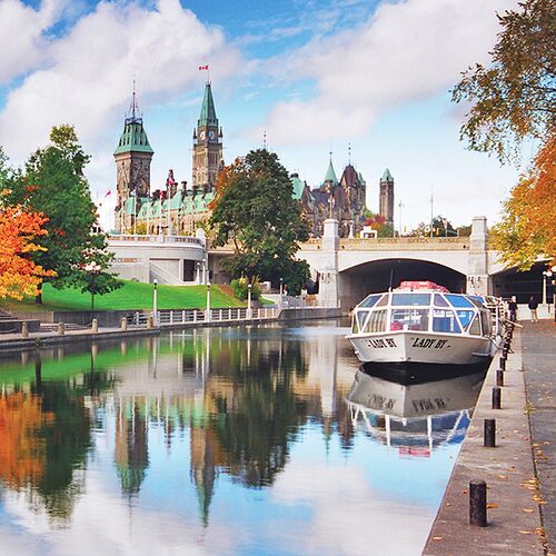 Rideau Canal und Parliament Hill in Ottawa, Ontario