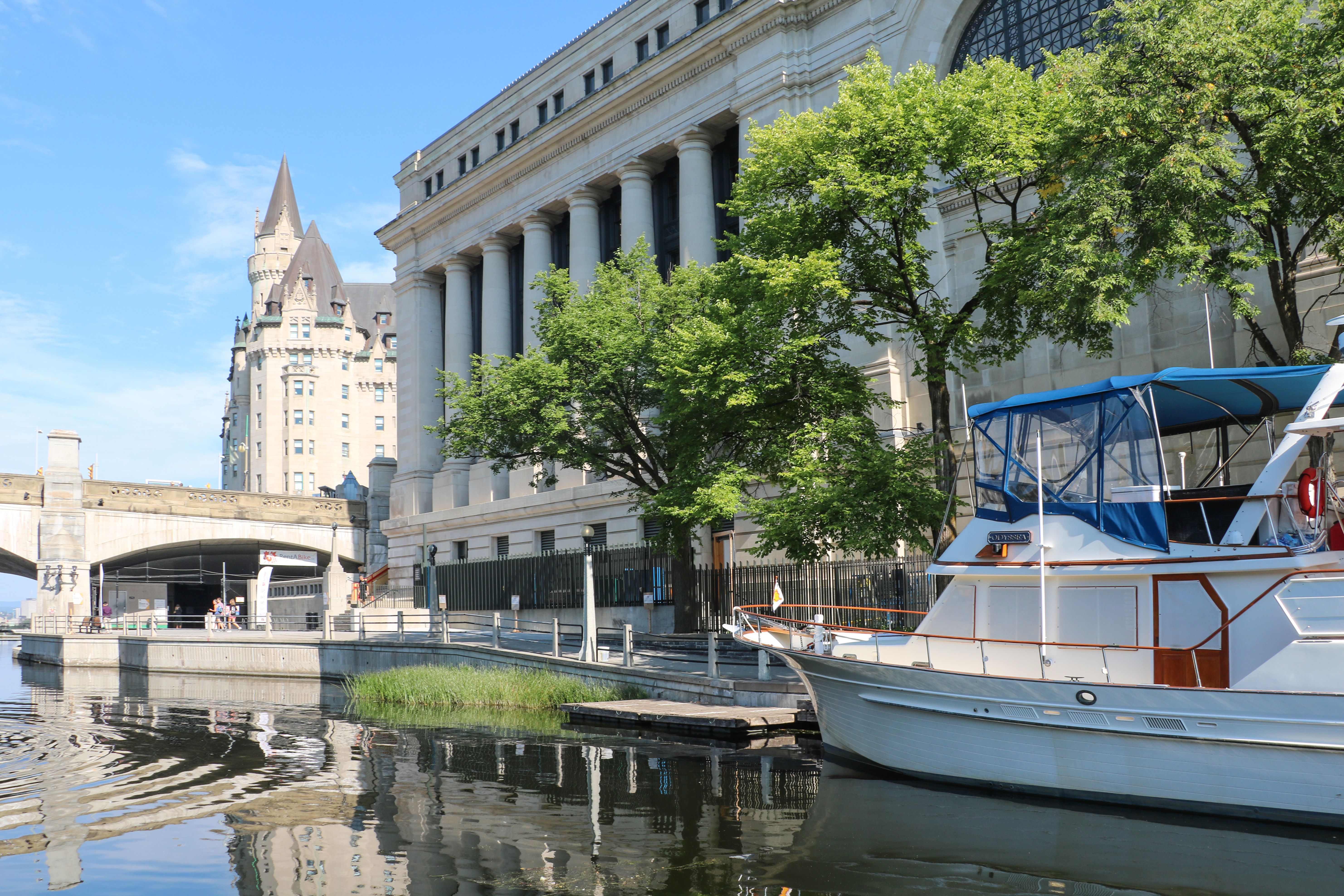 Der Rideau Canal verbindet die Hauptstadt Ottawa am Ottawa-Fluss mit der Stadt Kingston am Ontariosee