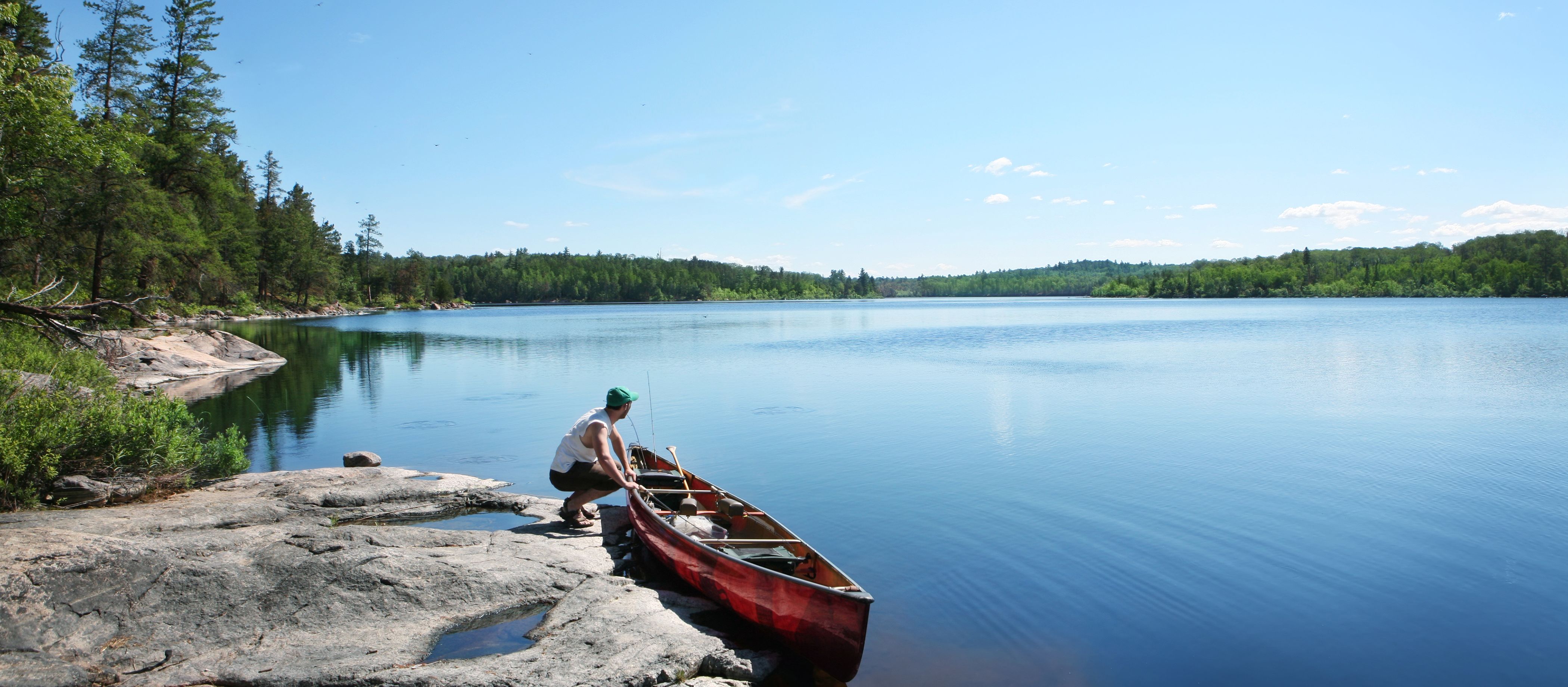 Kanu fahren auf dem Crooked Lake in der Boundary Waters Canoe Area beim Quetico Provincial Park in Ontario