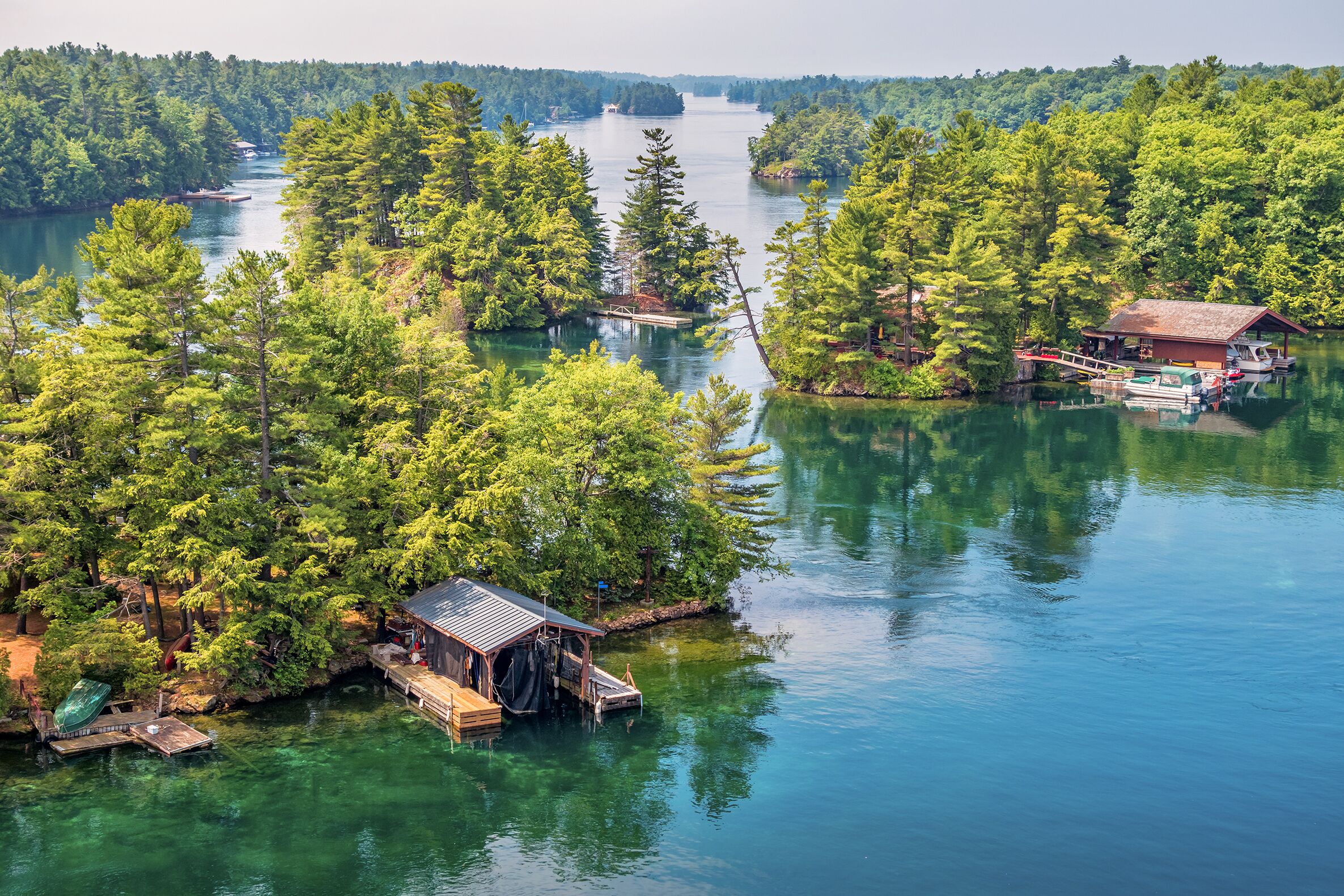 Bootshäuser auf Inseln im Thousand Islands National Park am St. Larence River