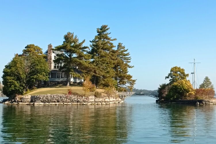 Blick auf Zavikon Island zwischen New York und Ontario