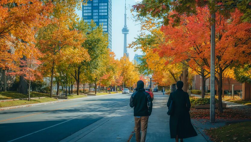 Zwei Leute laufen durch die Strassen von Toronto mit Bäumen in Herbstfarben getaucht Zwei Leute laufen durch die Strassen von Toronto mit Bäumen in Herbstfarben getaucht