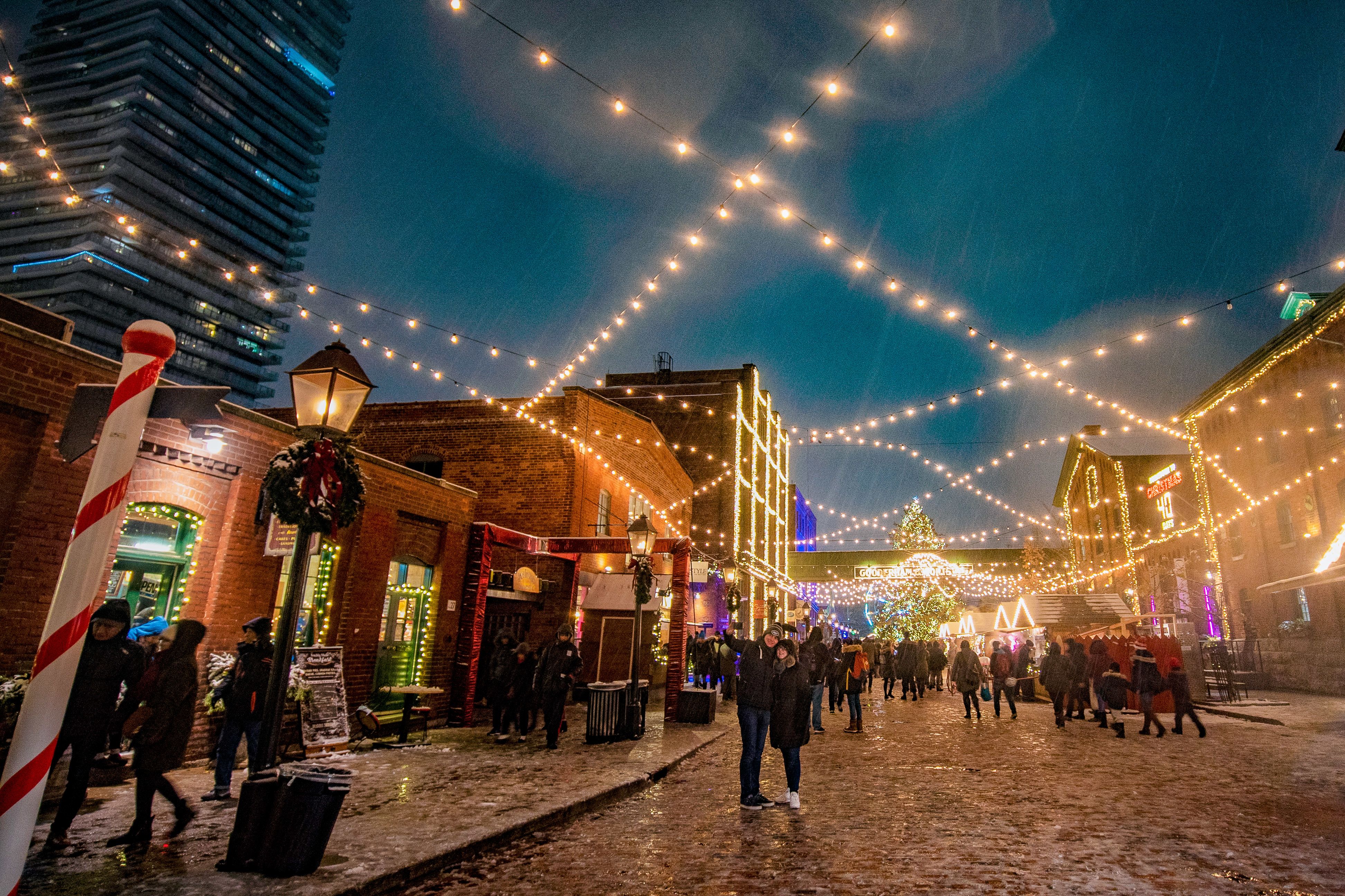 Über den Weihnachtsmarkt in Toronto schlendern